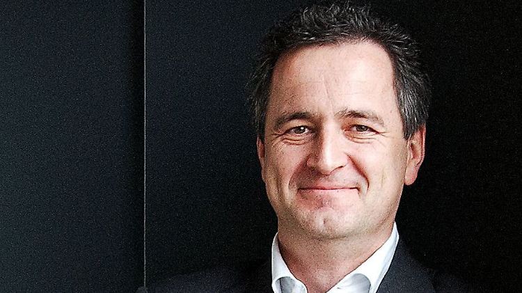 Sechs Monate lang hat er auf heißen Kohlen gesessen, weil sein Ex-Arbeitgeber Eon ein Beschäftigungsverbot ausgesprochen hatte. Jetzt darf er endlich loslegen.