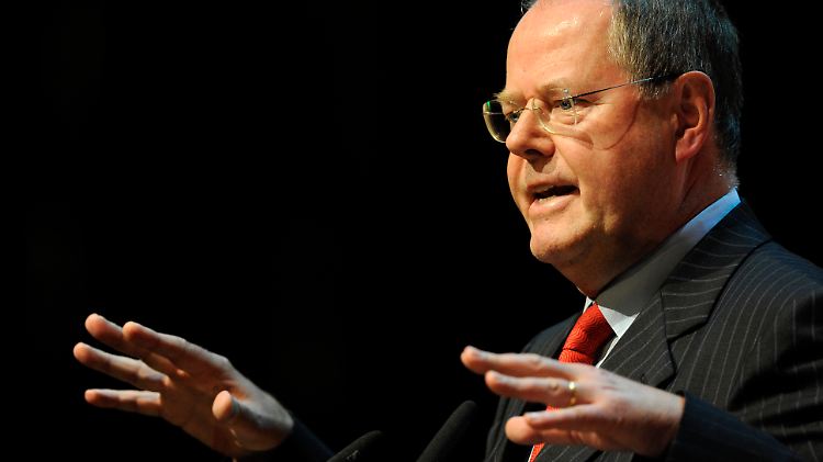Derzeit ist Peer Steinbrück im Vergleich zu Kanzlerin Merkel iin Umfragen noch weit abgeschlagen.