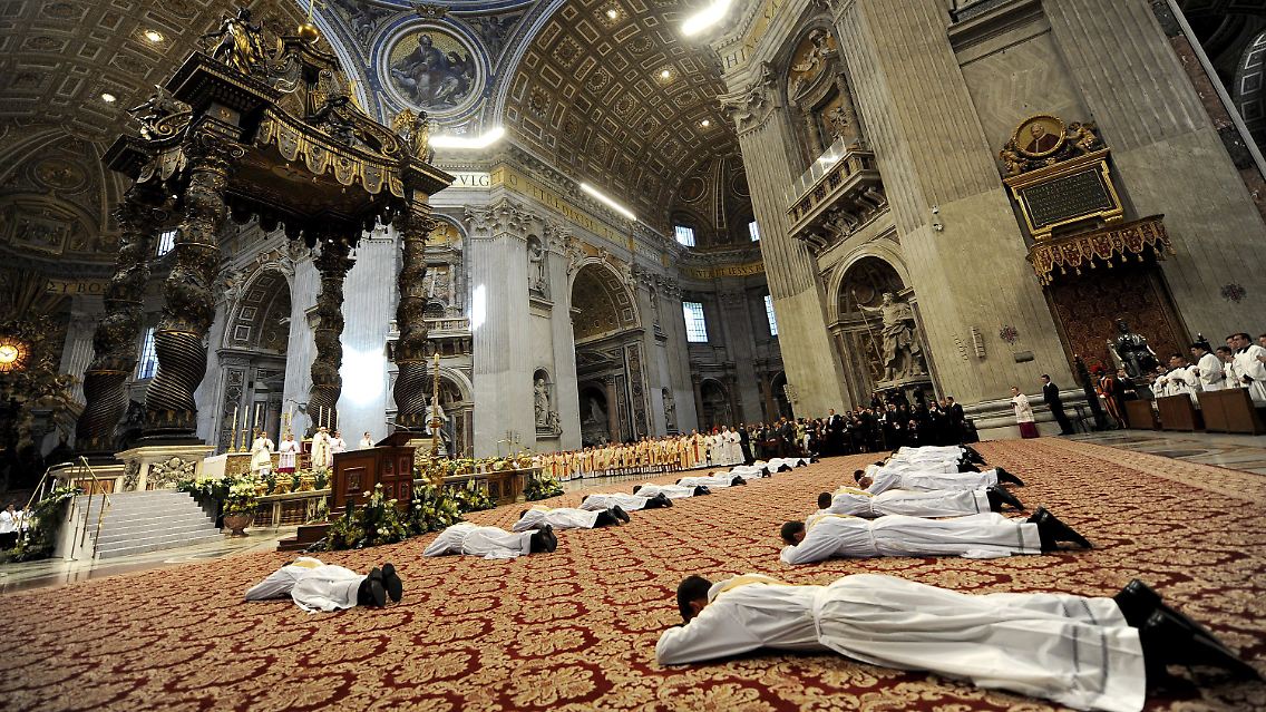 Priesteranwärter vor ihrer Weihe durch Papst Benedikt XVI. im Mai 2009.