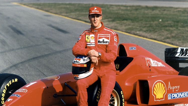 Michael Schumacher präsentiert den neuen Ferrari F310 - im Jahr 1996.