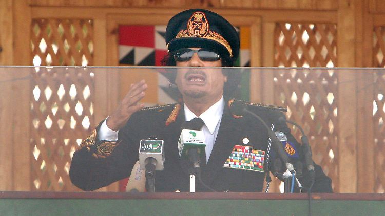 Gaddafi spricht 2008 in Tripolis hinter Panzerglas.