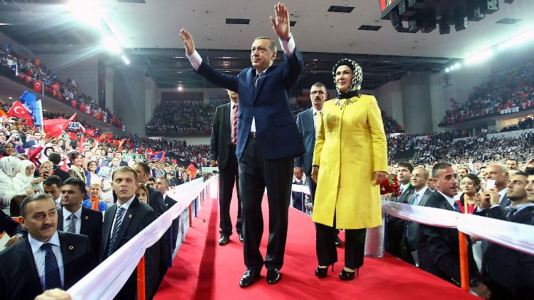 Erdogan und seine Frau Emine lassen sich in Ankara feiern.