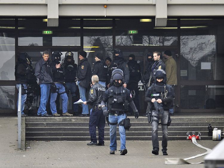 Polizisten durchsuchen die Klassenzimmer.
