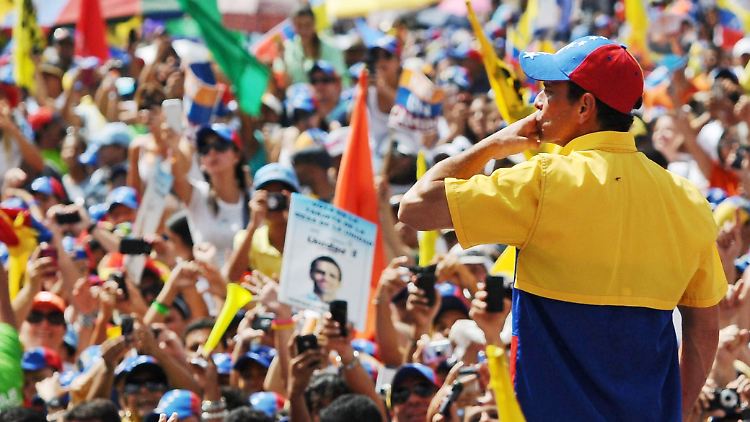Hunderttausende Menschen demonstrierten für Capriles und gegen Chávez.