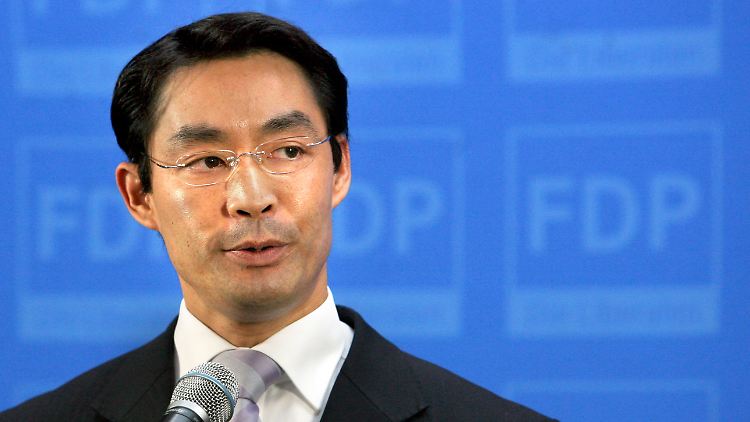 Lehnt Kaufprämien für Elektro-Autos ab: Wirtschaftsminister Philipp Rösler.