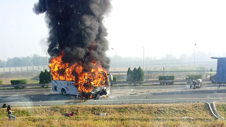 Der brennende Bus nahe Tianjin.
