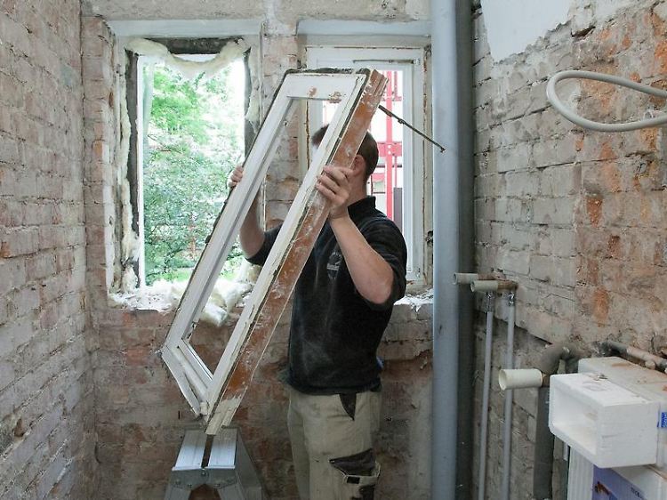 Langfristig lassen sich Heizkosten mit einer energetischen Sanierung einsparen - etwa dem Austausch alter Fenster.