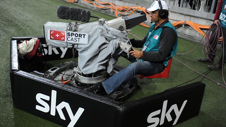 Sky-Kameramann im Stadion bei einem Fußball-Bundesliga-Spiel.