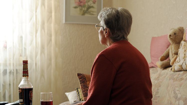 Fast jede zweite Frau im Rentenalter wohnt allein, dagegen ist es bei den Männern nicht einmal jeder Fünfte.