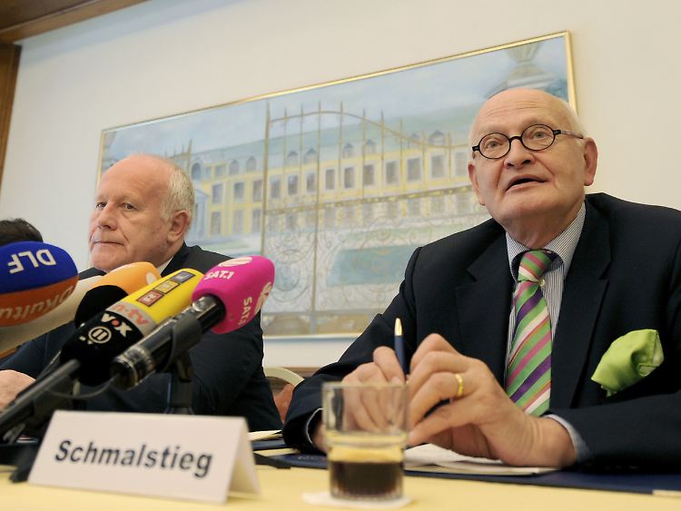 Der von den Gewerkschaften benannte Schlichter Schmalstieg (SPD, r.) und der von den Arbeitgebern benannte Schlichter Milbradt (CDU).