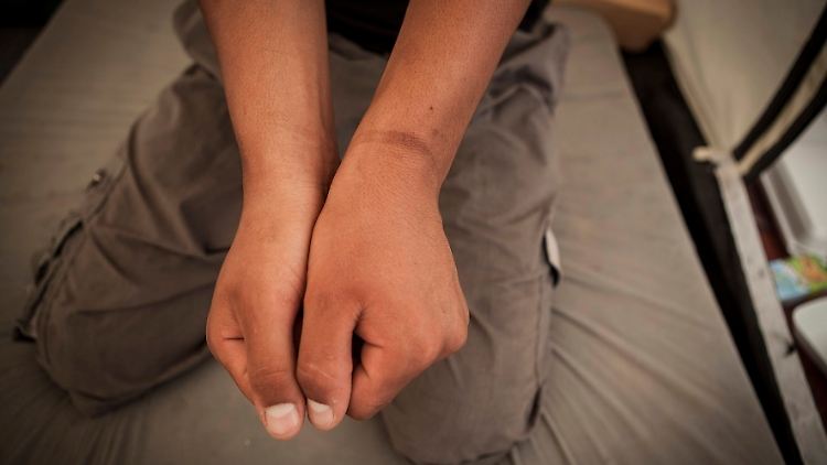 Die Hände eines 15-Jährigen - deutlich sind Fesselspuren zu sehen.