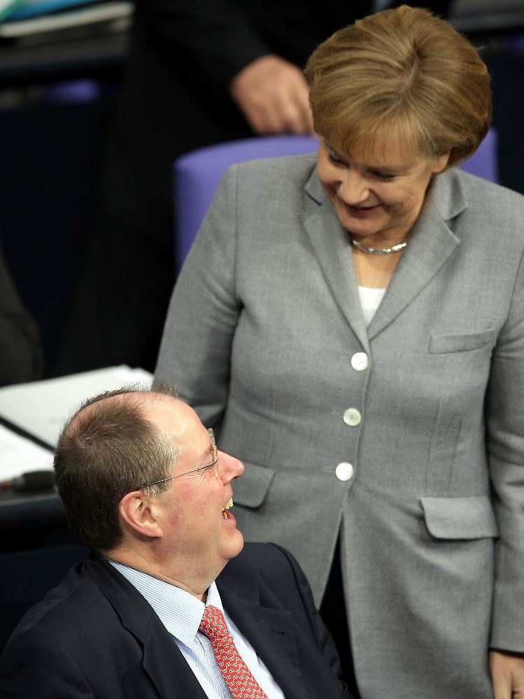 Zwei, die sich gar nicht so fern sind: Nach Ende der Großen Koalition lobten Merkel und Steinbrück die gemeinsame Zusammenarbeit.