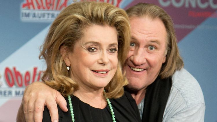Die Schauspieler Catherine Deneuve (l) und Gerard Depardieu beim Photocall anlässlich ihres neuen Films "Asterix und Obelix - Im Auftrag Ihrer Majestät" in Berlin. Filmstart in den deutschen Kinos ist am 18. Oktober 2012.