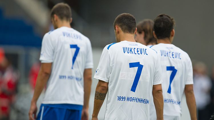 Beim Spiel gegen Augsburg zeigen die Hoffenheimer, dass sie an ihren verunglückten Kollegen Boris Vukcevic denken.