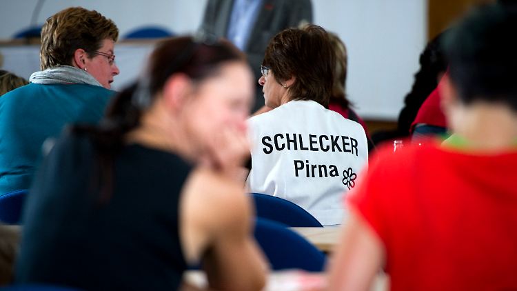 Schlecker-Frauen sollten sich zu Erzieherinnen umschulen lassen, empfahl die Ministerin Ursula von der Leyen.  