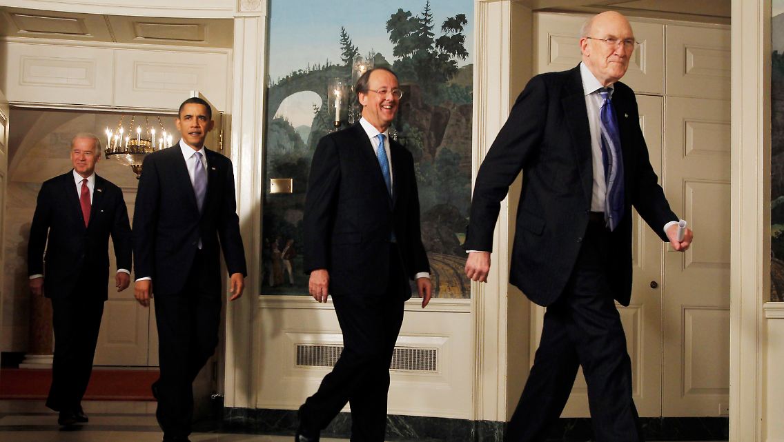 US-Präsident Barack Obama (zweiter von lks.), hinter ihm sein Vize Joe Biden, vor Obama Kommissions-Chef Erskine Bowles und vorne Bowles Vize Alan Simpson.