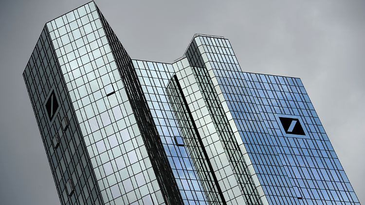 Die britische Finanzaufsicht hat vier mutmaßliche Insiderhändler angeklagt, darunter einen ehemaligen Manager der Deutschen Bank.