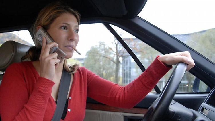 Das kann teuer werden: Wer Auto fährt, darf das Handy gar nicht zur Hand nehmen.