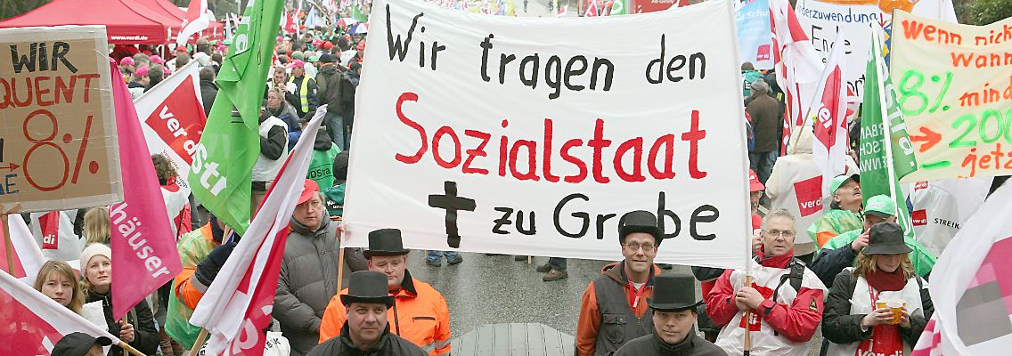 Mitarbeiter des öffentlichen Dienstes tragen im Februar 2009 den Sozialstaat zu Grabe.