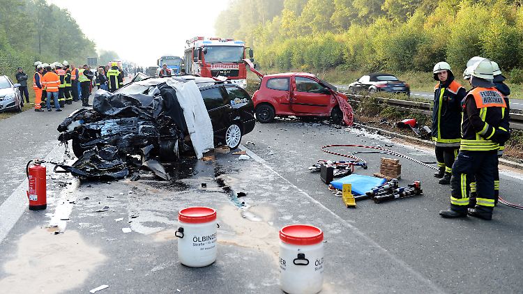 Der rote Wagen gehörte der Unfallverursacherin, im schwarzen Wagen starb der Beifahrer.