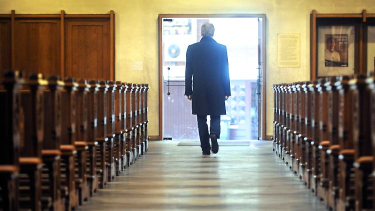 Wer aus der Kirche austreten will, muss das persönlich beim Standesamt oder dem zuständigen Amtsgericht veranlassen.