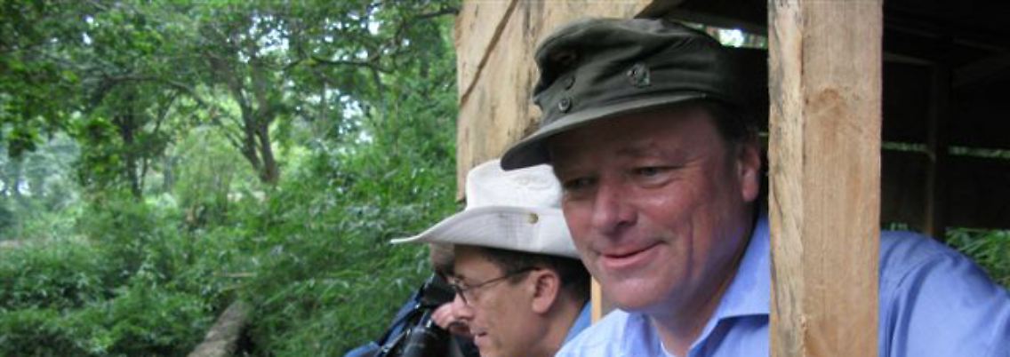 Entwicklungsminister mit Bundeswehrmütze: Bei seiner ersten großen Auslandsreise als Minister besuchte Niebel im Januar auch eine Berggorilla-Waisenstation im Kongo.
