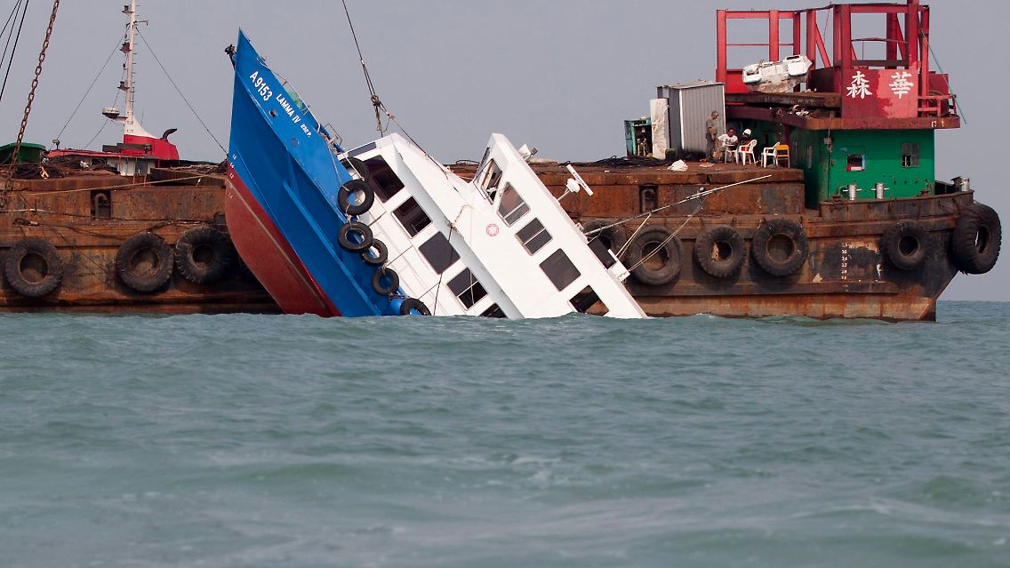 2012-10-02T105506Z_01_HKG123_RTRMDNP_3_HONGKONG-FERRY-COLLISION.JPG5304469626948323159.jpg