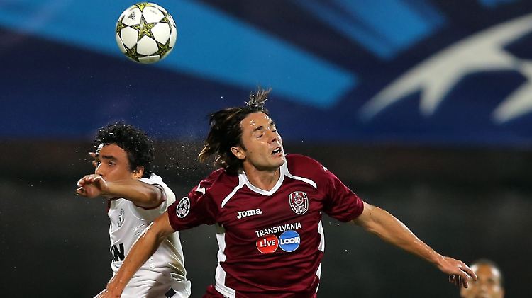 Rafael (l.) von Manchester United im Zweikampf mit Sasa Bjelanovic von Cluj.