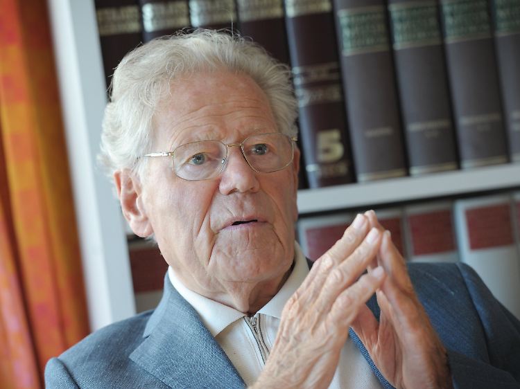 Hans Küng ist einer der bekanntesten katholischen Theologen und Kirchenkritiker. 1979 entzog ihm die Deutsche Bischofskonferenz die kirchliche Lehrbefugnis, später wurde er fakultätsunabhängiger Professor für Ökumenische Theologie an der Universität Tübingen.
