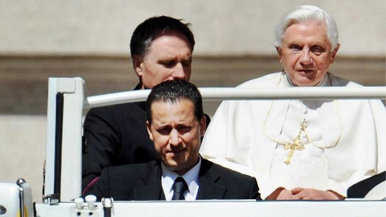 Der Geheimnisverrat durch den ehemaligen Kammerdiener des Papstes (vorne rechts) erschüttert seit Monaten den Vatikan.