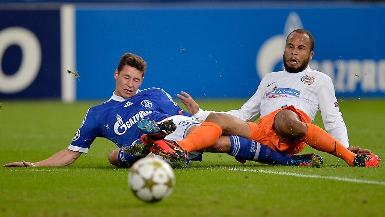 Draxler (l.) gegen Bocaly - der Schalker muss am Ende ins Krankenhaus.