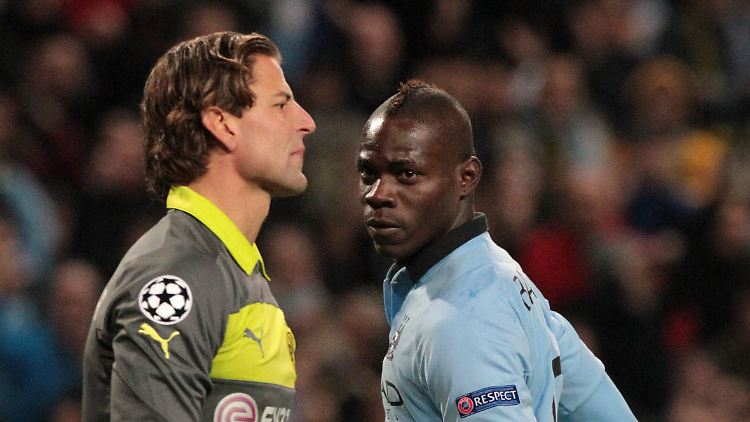 Balotelli tritt beim Elfmeter gegen Weidenfeller an - und behält einen kühlen Kopf.