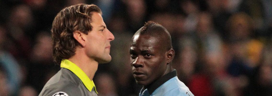 Balotelli tritt beim Elfmeter gegen Weidenfeller an - und behält einen kühlen Kopf.