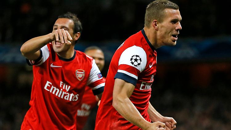 Podolski (r.) trifft zum vorentscheidenden 2:1 seines FC Arsenal.