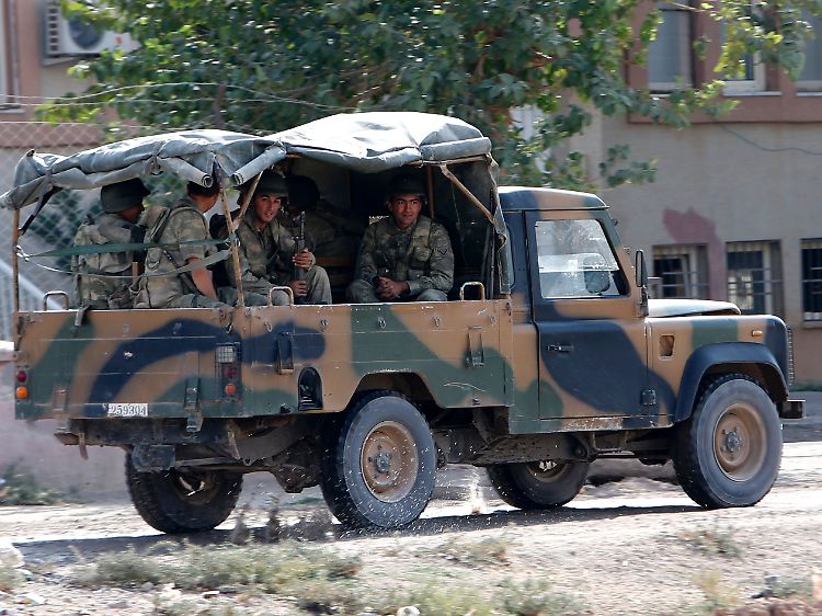 Türkische Soldaten patrouillieren in der Nähe der Grenzstadt Akçakale.