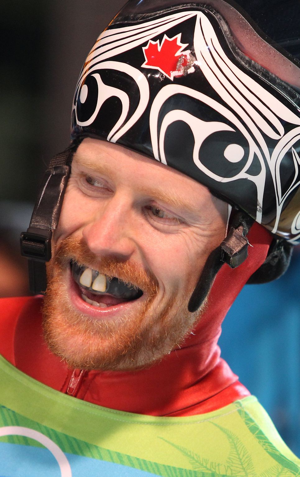 Der Skeleton-Sieger bei den Herren, Jon Montgomery, hat ein schönes Gebiss - allerdings verdeckt durch seinen Zahnschutz.