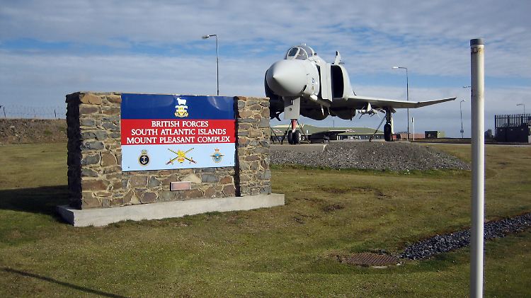 Die Besetzung der Falkland Inseln durch Argentinien im April 1982 löste den Falkland-Krieg aus. Großbritannien reagierte wenig später mit der Landung von Truppen. Im Juni des gleichen Jahres konnte die britische Armee Argentinien schließlich zur Aufgabe bewegen.