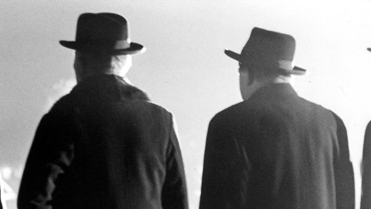 Beim Großen Zapfenstreich im Dezember 1962 wurde Strauß als Minister offiziell verabschiedet. Links neben Strauß Bundeskanzler Adenauer.