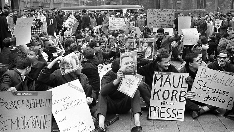 In der Bundesrepublik demonstrieren im Oktober 1962 Menschen gegen die "Spiegel"-Affäre und für die Pressefreiheit.