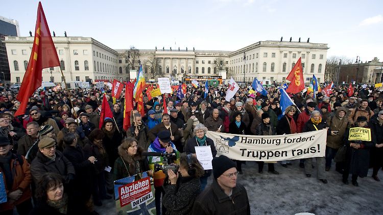 "Kein Soldat mehr. Dem Frieden eine Chance - Truppen raus aus Afghanistan" hieß es auf dem Berliner Bebelplatz.