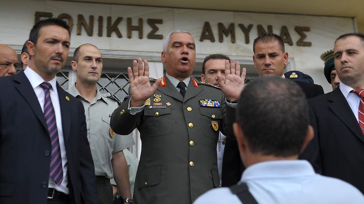 Von Werftarbeitern ausgebuht: Griechenlands ranghöchster General Mihail Kostarakos.