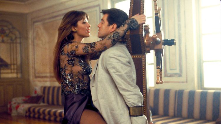 Bond steht auf Spielchen: Pierce Brosnan als 007 bekommt es mit gefährlichen Frauen zu tun - hier mit Sophie Marceau.