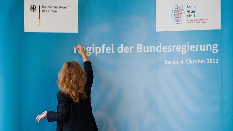Nach dem Gipfel: Eine Mitarbeiterin des Innenministeriums räumt auf.