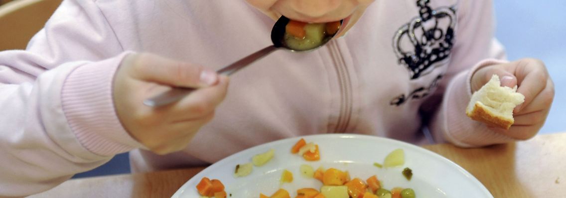 Einen Zusammenhang mit dem Essen in Schulen und Kitas bestätigt das Robert-Koch-Institut mittlerweile.