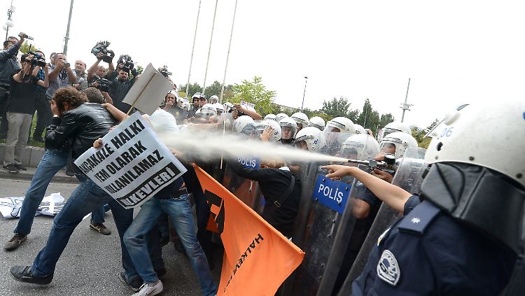 In Ankara geht die Polizei mit Tränengas gegen Demonstranten vor, die vor dem Parlament gegen einen Militäreinsatz in Syrien protestieren.