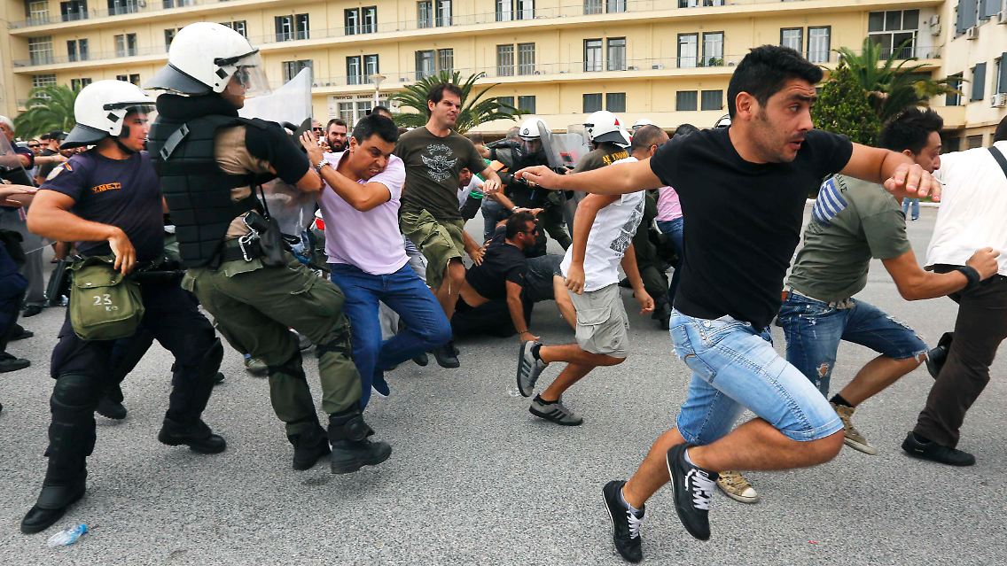 2012-10-04T103450Z_01_YAN05_RTRMDNP_3_GREECE-PROTEST.JPG5347545654094888069.jpg