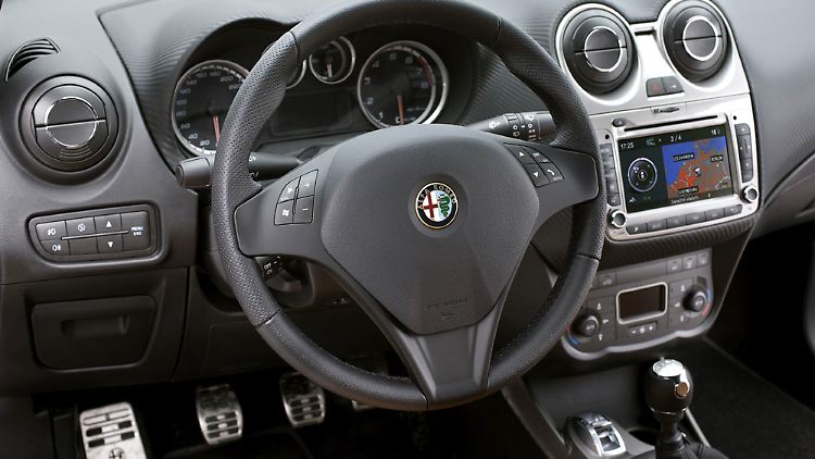 Sport auch im Cockpit: Die Fahrdynamik lässt sich mit dem Schalter vor dem Schalthebel bedienen.