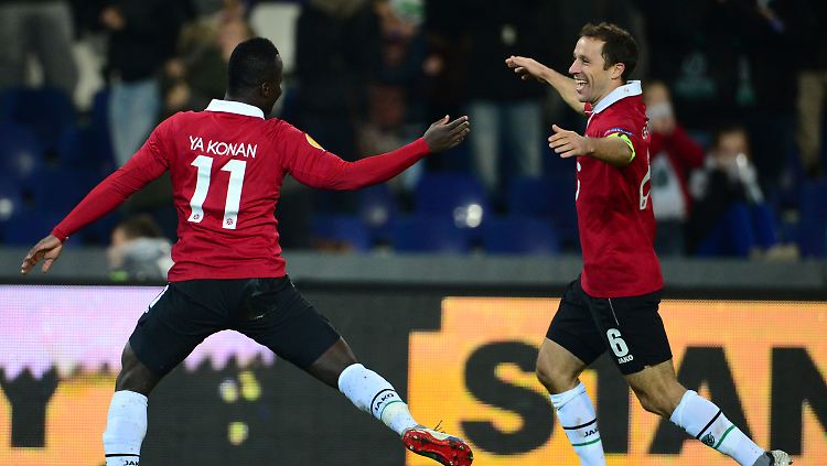 Didier Ya Konan von Hannover 96 freut sich mit Steven Cherundolo über sein Tor zum 2:1.