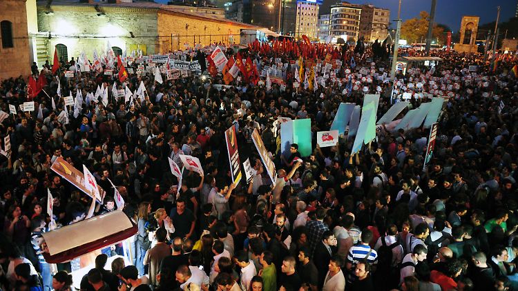Die türkische Bevölkerung ist dagegen, dass sich ihr Land in den Syrien-Konflikt hinenziehen lässt. Tausende demonstrieren in Istanbul gegen einen Krieg.