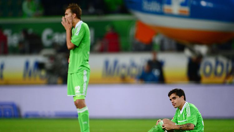 Die Wolfsburger Bas Dost (links) und Fagner.